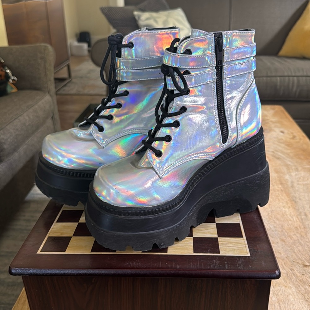 Demonia Shaker platform boot. Hologram silver.